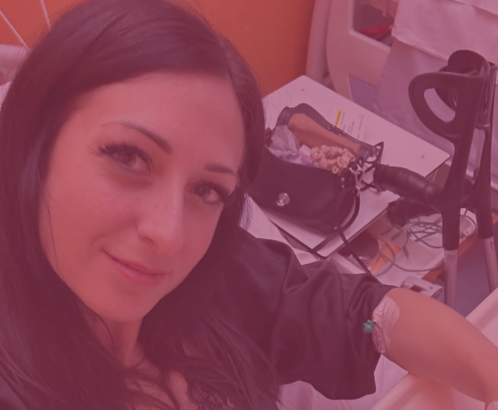 Sara Quieti, fondatrice di Onda Gipsy, un progetto che accompagna le donne a riconnettersi con cerchi, mentoring e retreat; Sara Quieti è in un letto di ospedale, ricoverata per un intervento scrive sul suo diario le emozioni che sta vivendo in quel momento.