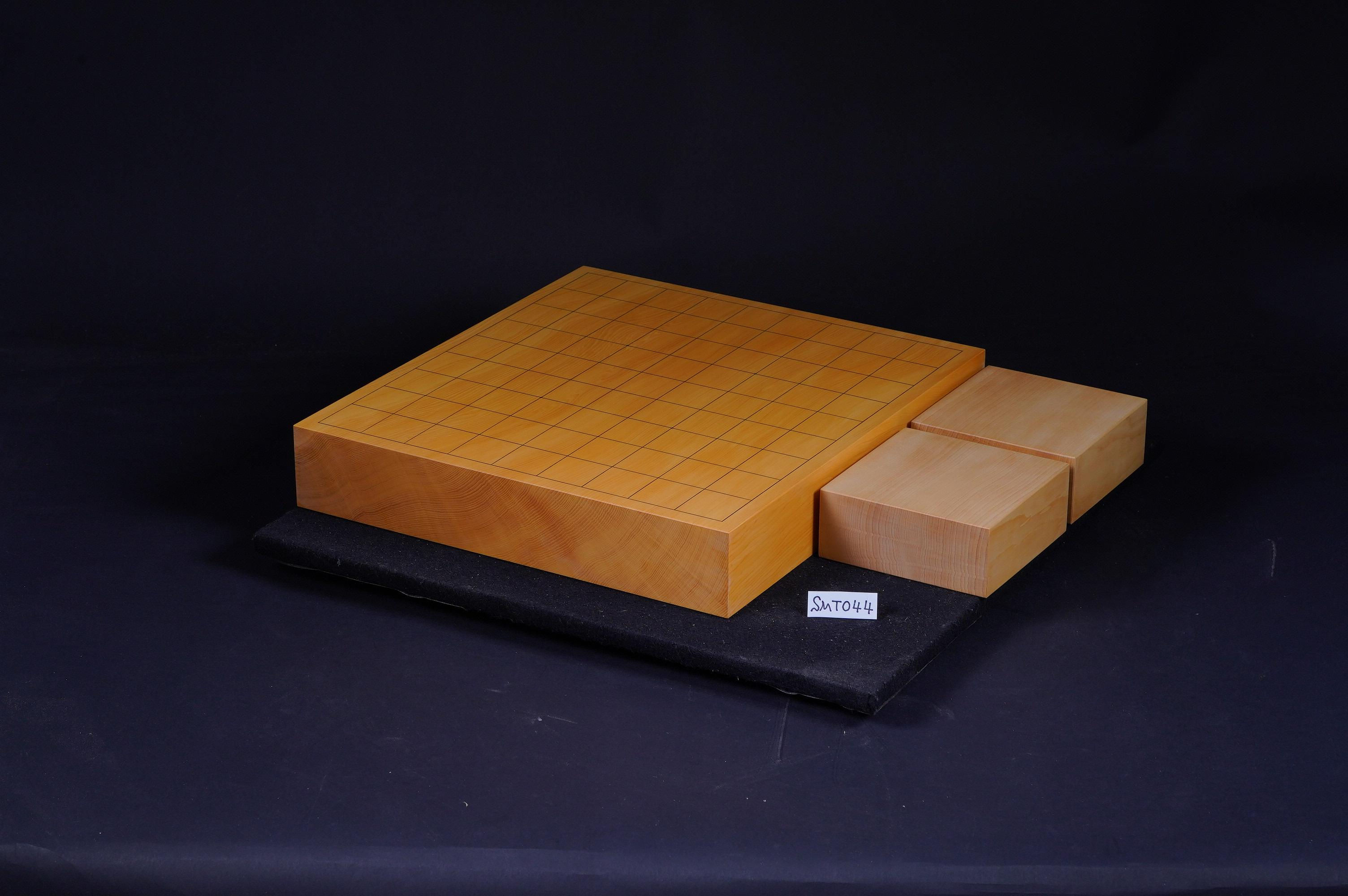 【SMT044】Kyusyu Hon-Kaya Masame (Straight Grain), One-piece Table Shogi Board. Shogi Piece stand included.