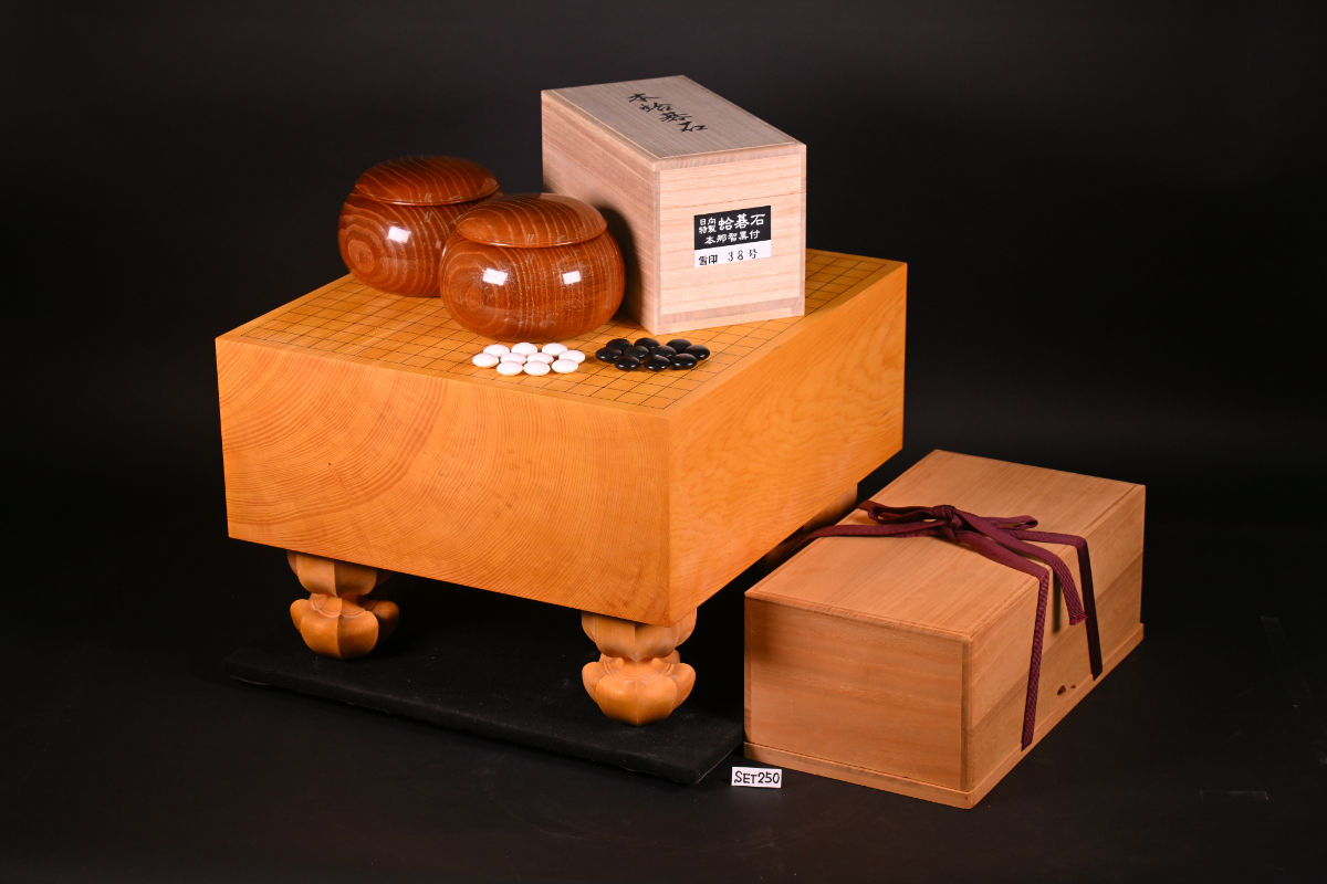 【SET250】日向産本榧 柾目 脚付碁盤セット(雪印38号、本桑 超特大)