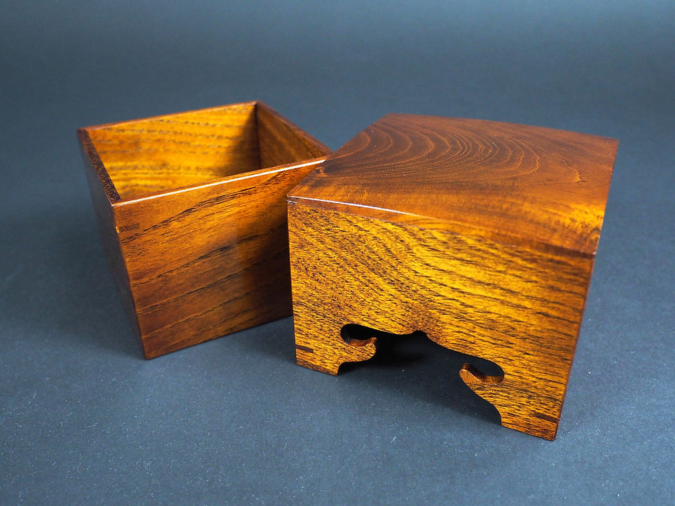 Thumbnail: 【SMA004】Kyushu Hon-Kaya, Tenchi-masa, Shogi Board with Legs.(Includes 4-legged Shima-Kuwa piece stands, storage cases for the piece stands and piece box)