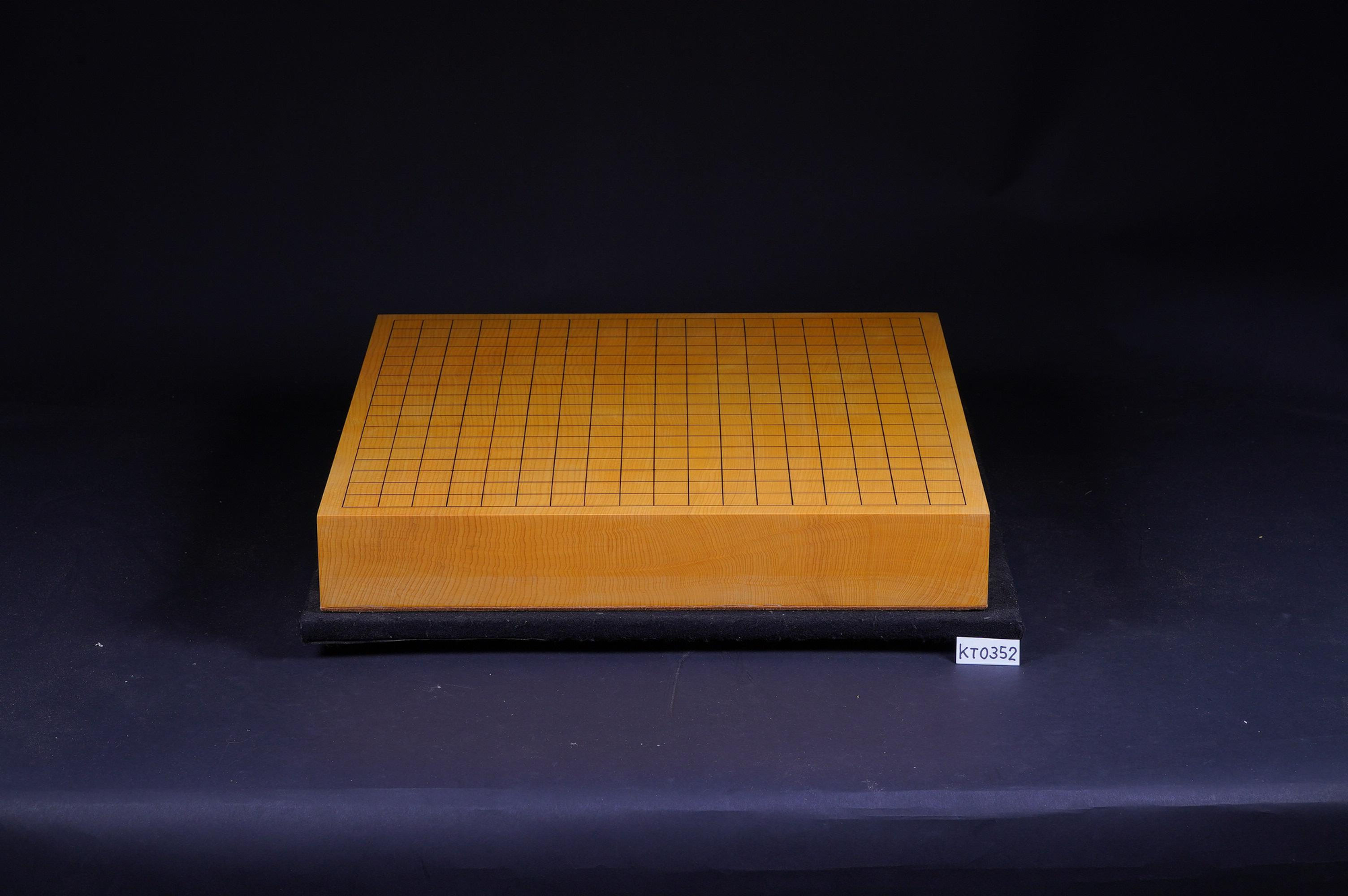 【KT0352】Kyushu Hon-Kaya, Masame (Straight Grain), One-piece Table Go Board