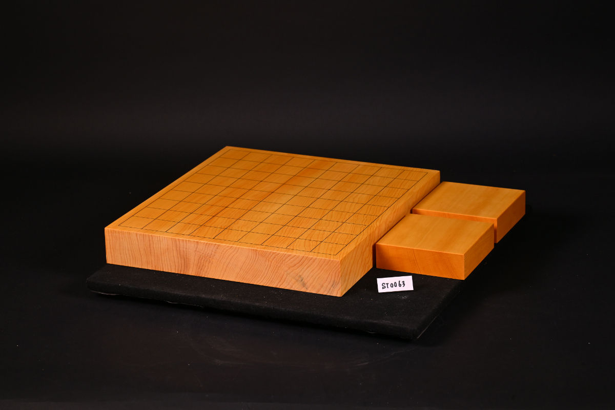 【ST0063】Kyushu Hon-Kaya Tenchi-masa, One-piece Table Shogi Board. Shogi Piece stand included.