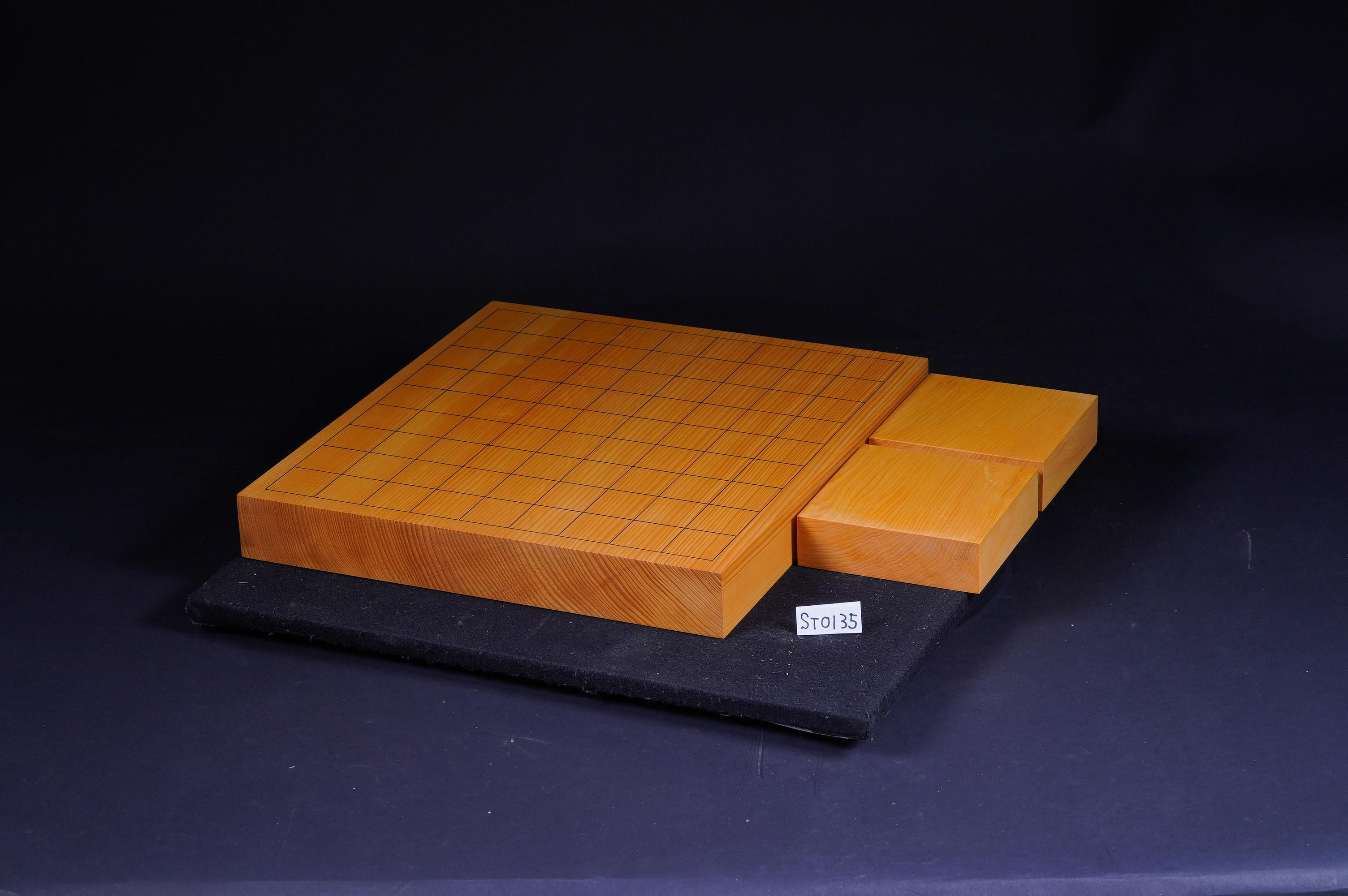 Hyuga Hon-Kaya Masame(Straight Grain), One-piece Table Shogi Board. Shogi Piece stand included.