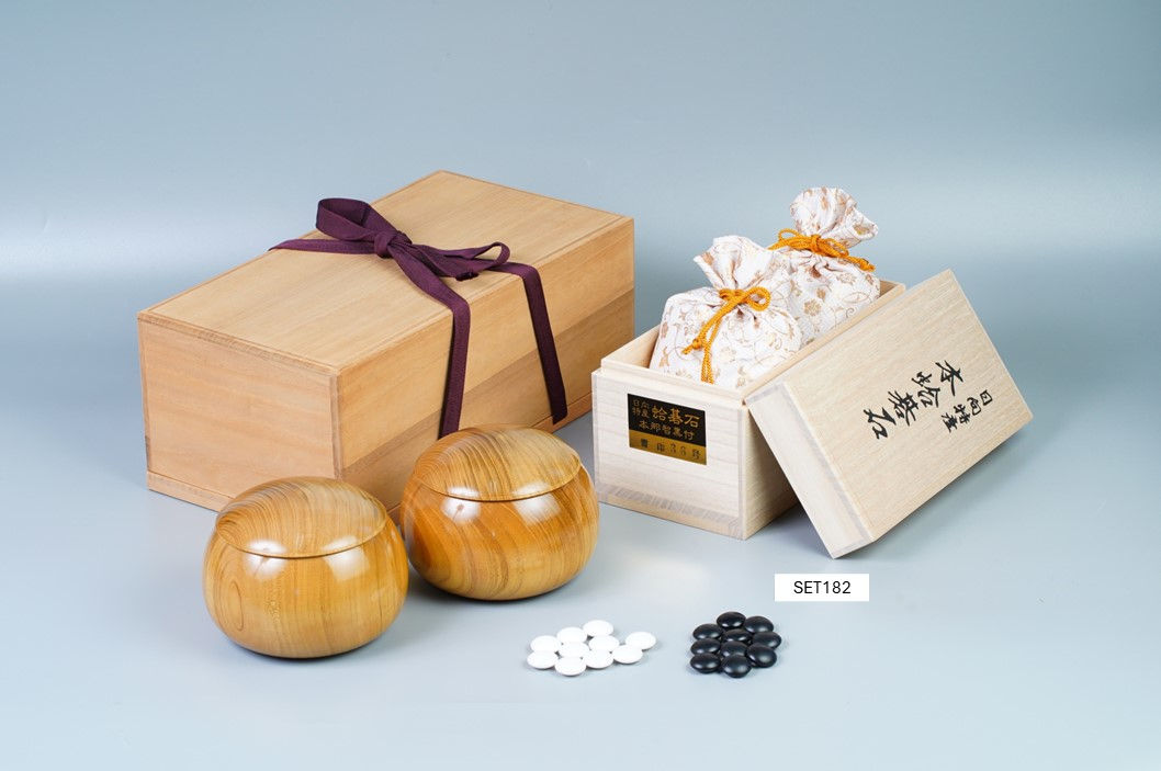 【SET182】Hyuga Suwabute Clamshell Go Stones Set (Snow Grade, Size 36, Shima-Kuwa (Premium Island Mulberry) Go Bowls)