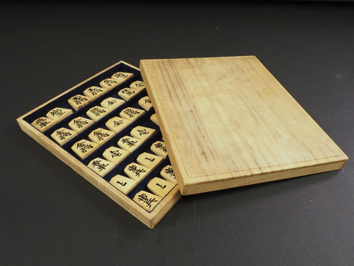 将棋盤と黄楊上駒 将棋駒 本黄楊（薩摩黄楊） 特上彫 錦旗