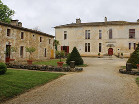 Gîte de la Mansion - cour intérieure Chateau de Castelneau, proche de Bordeaux et St-Emilion