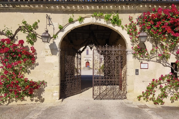 Grille d'entrée du au Château de Castelneau, proche de Bordeaux.