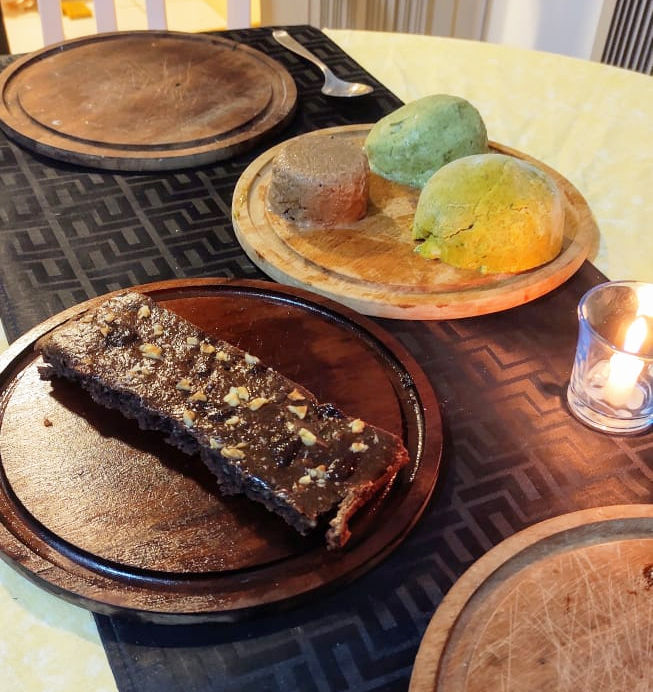 Brownie de cacau feito em casa a partir do fruto.