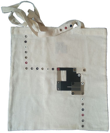 tote negra en blanco disponible.jpg