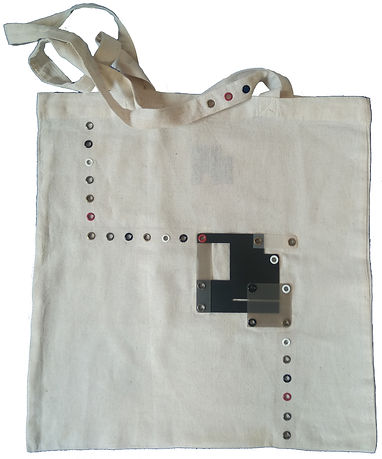 tote negra en blanco disponible.jpg