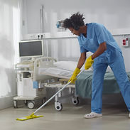 hombre realizando aseo hospital