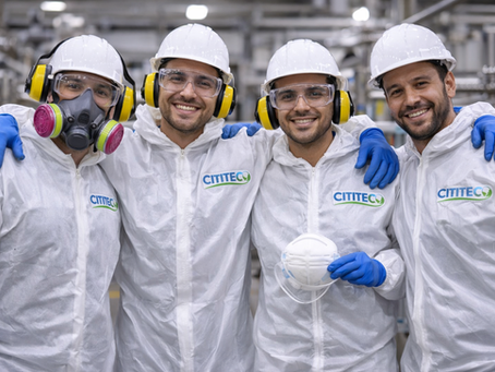 grupo de trabajadores con correcto uso de epp