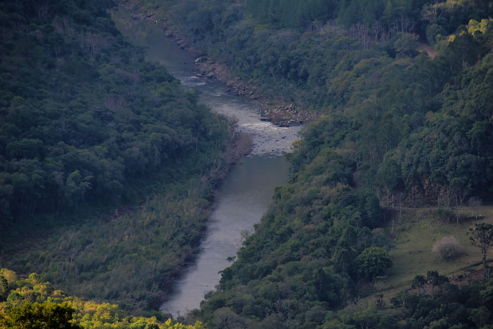 Paisagem de Nova Petrópolis com vales, morros e afloramentos rochosos formados por processos geológicos da Formação Serra Geral.