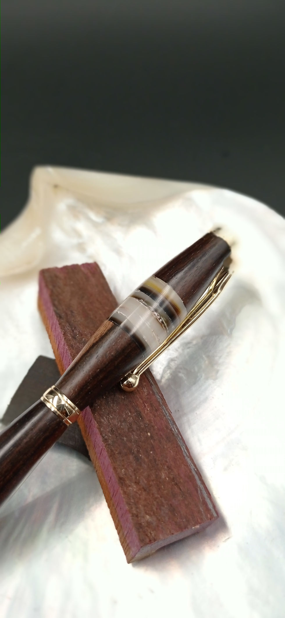 Miniature : Stylo à bille en ébène de Macasar et nacre de Tahiti