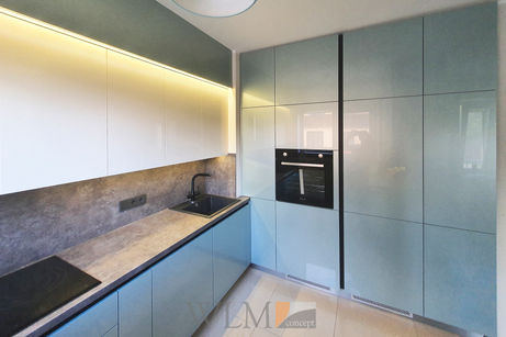 Глянцевый голубой в сочетании с белым для современной кухни в квартире.