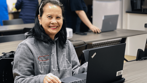 Angelita Cordes uses her laptop at one of Kababayan Multicultural Centre's digital literacy workshops.