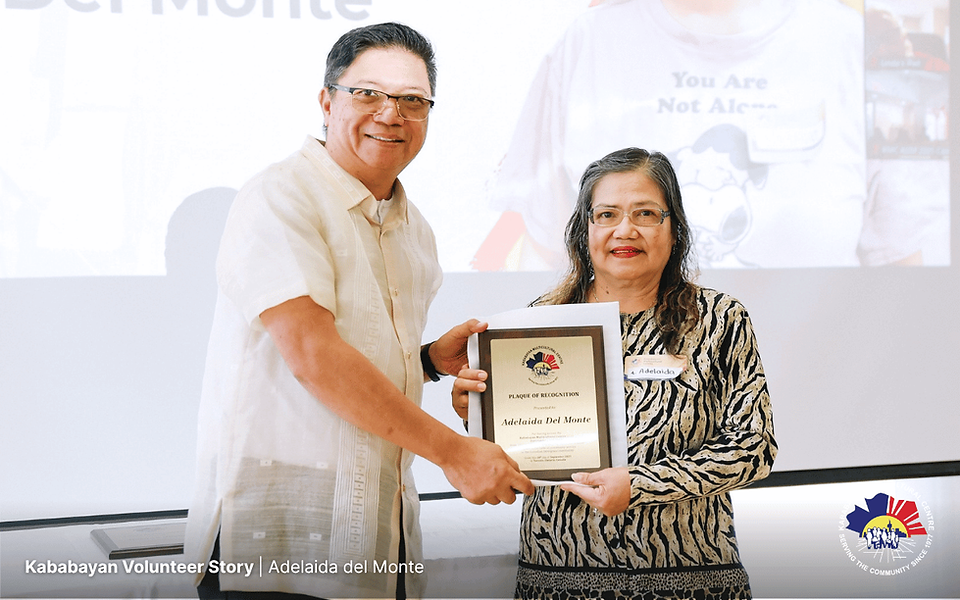 Adelaida del Monte receives a plaque in recognition of her volunteer work
