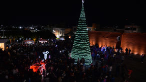 Encabeza Víctor Hugo Sánchez encendido del árbol de Navidad