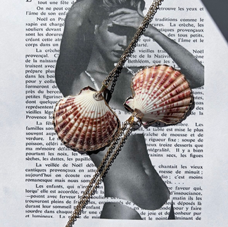 Product-focused content created to highlight jewelry details through texture, composition and lighting.