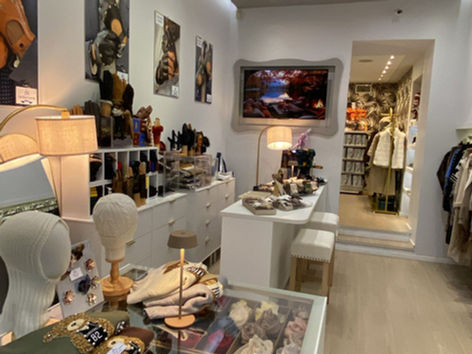 Negozio di abbigliamento illuminato con faretti, impianto Caldana Group