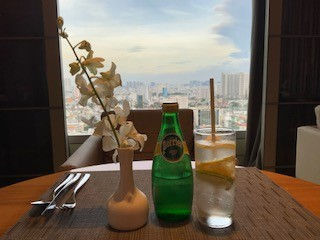 in ホーチミン・・・ラウンジ🍹🥖