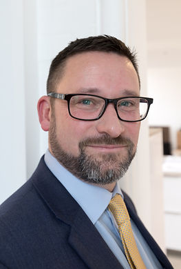An image of Justin Cuckow – Managing Director of Incident Ready consulting dressed in a dark suit and yellow tie.