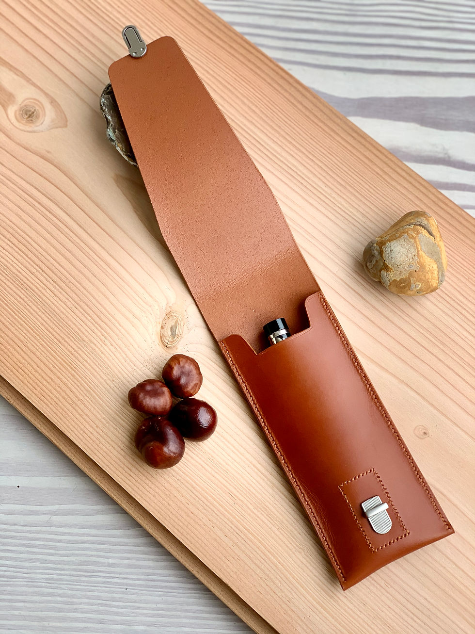 Thumbnail: Single watch travel case (large) in chestnut hide with chestnut stitching