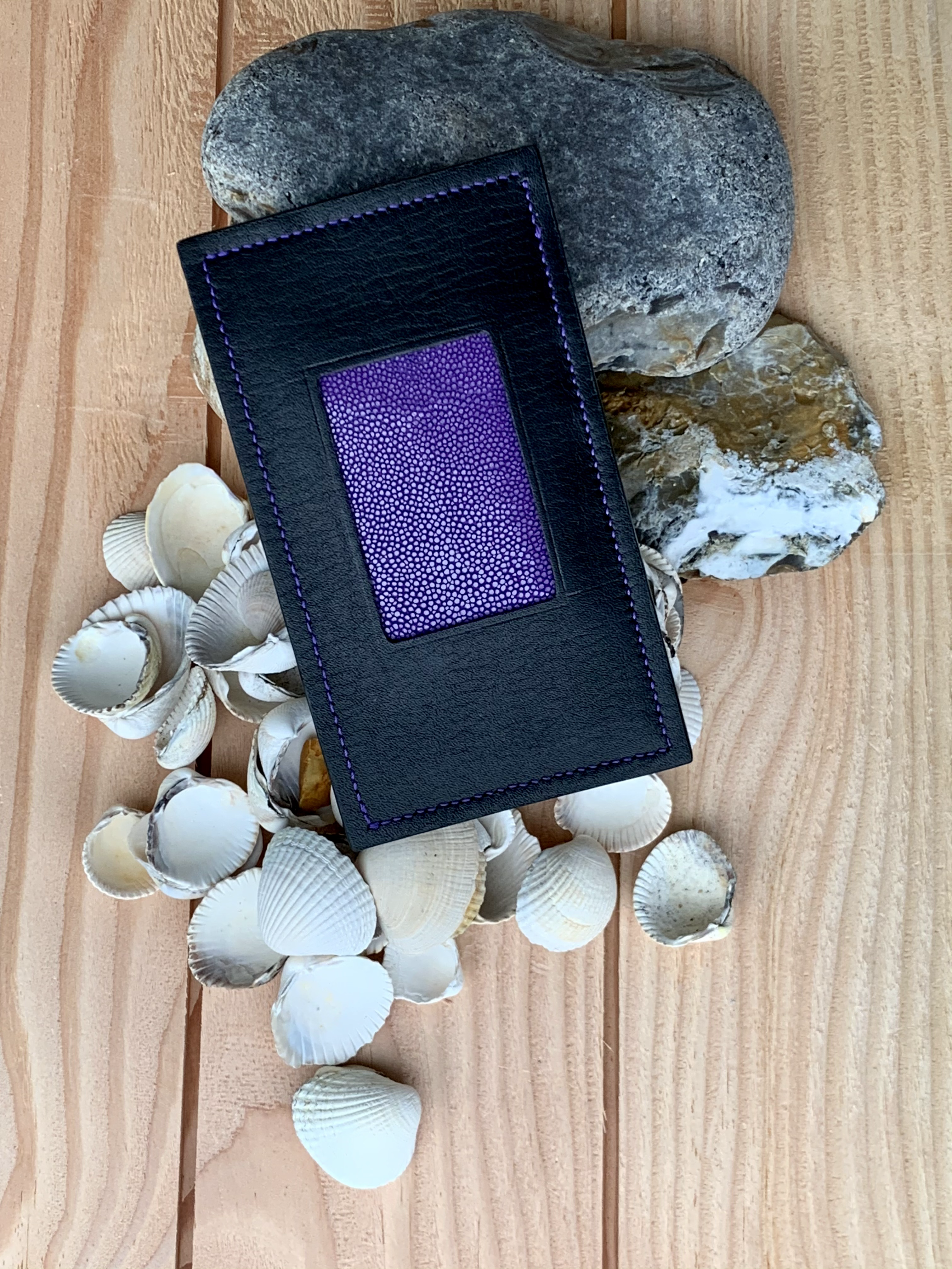 Vertical card holder (4 pocket) in black calf with purple stingray inlay