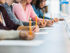 μαθητές γράφουν εξετάσεις