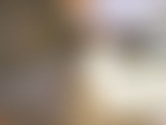 Laptop, ανοιχτά βιβλία, σημειωματάριο με στυλό σε γραφείο. Γραπτές σημειώσεις, ατμόσφαιρα μελέτης, σοβαρή διάθεση.