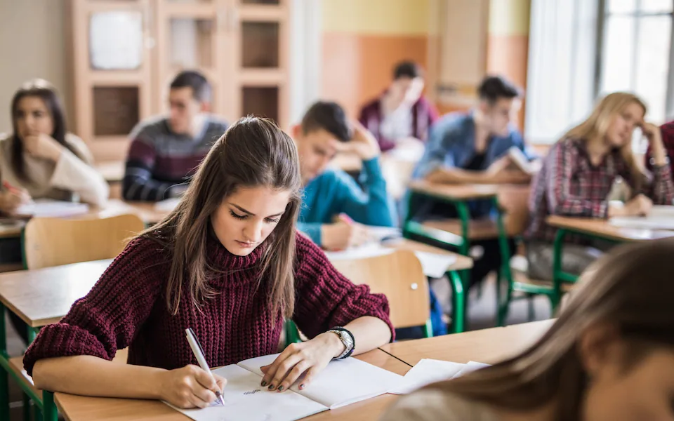 μαθητές λυκείου γράφουν εξετάσεις σε αίθουσα