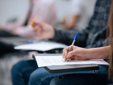 μαθητές γράφουν εξετάσεις