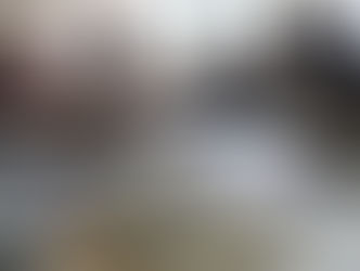 Μαθητές σε τάξη εστιάζουν σε φύλλα εργασίας.