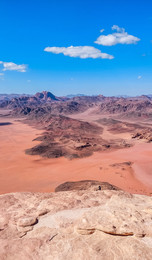 Grande voie en Jordanie avec vue sur le désert