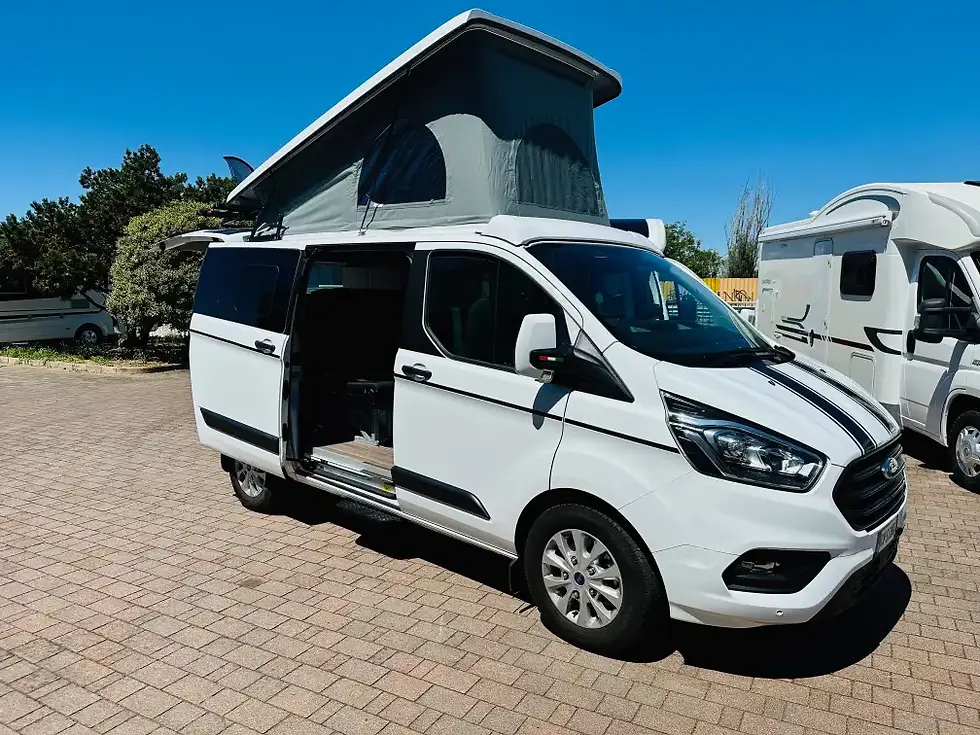 Laika, modello LAIKA KOSMO URBAN, camper furgonato su meccanica Ford Transit Custom, 2000 cc, 130 cavalli, 4 posti letto, 4 posti omologati. Urban veichle che si adatta a tutte le esigenze. Dimensioni: 497 x 199 x 210 cm. Dotato di frigorifero trivalente e riscaldamento a gas. Camper usato in pronta consegna da Camping Garage, concessionario camper a Novara.