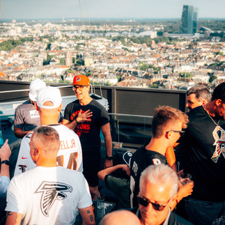 Die Atlanta Falcons machen Selfies und geben Autogramme mit den deutschen Fans in Frankfurt