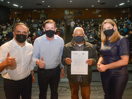 Pref. Orlando entrega 160 certificados de permissão de uso para lojistas da Feira Lauro Gomes