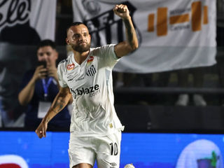 Palmeiras marca nos acréscimos e vence o Santos de virada