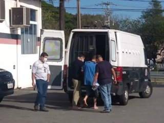 Homem é preso acusado de dar facada nas costas de mulher no Pq. Valença