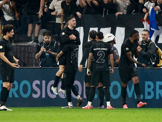 Corinthians vence Palmeiras em casa e se afasta da zona de rebaixamento