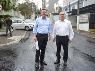 Prefeito Orlando Morando vistoria estágio final de recapeamento na Vila Euclides