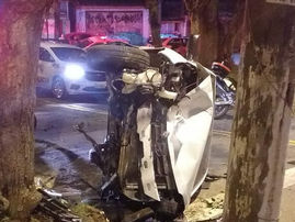 Bandidos de 13 e 15 anos roubam carro e colidem em árvore em Sto.André