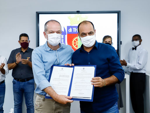 Auricchio entrega projeto que cria o Auxílio Material Escolar à Câmara