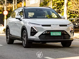 Novo Chevrolet Captiva EV é flagrado quase sem camuflagem no Brasil