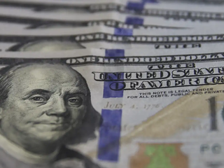 Dólar sobe e petróleo dispara com ataque militar ao Irã; entenda