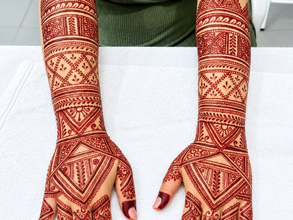 Prestation de tatouage au henné traditionnel
