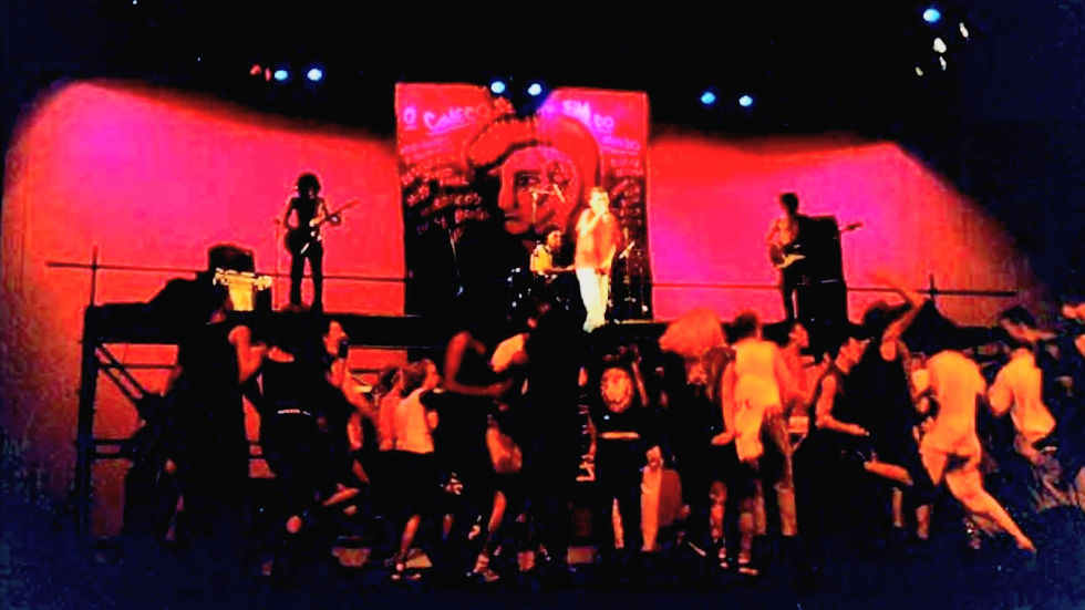 O festival "O Começo do Fim do Mundo" representado no espetáculo "Ópera Punk" (Foto: Secretaria de Cultura/ Prefeitura de Santo André- BUENO;COSTA, 2023)