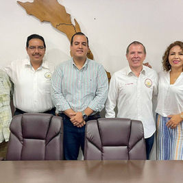 "Líderes de CONFEPIDER y funcionarios del Gobierno de Baja California Sur posan juntos tras su reunión de trabajo, simbolizando la alianza estratégica para el bienestar ciudadano."