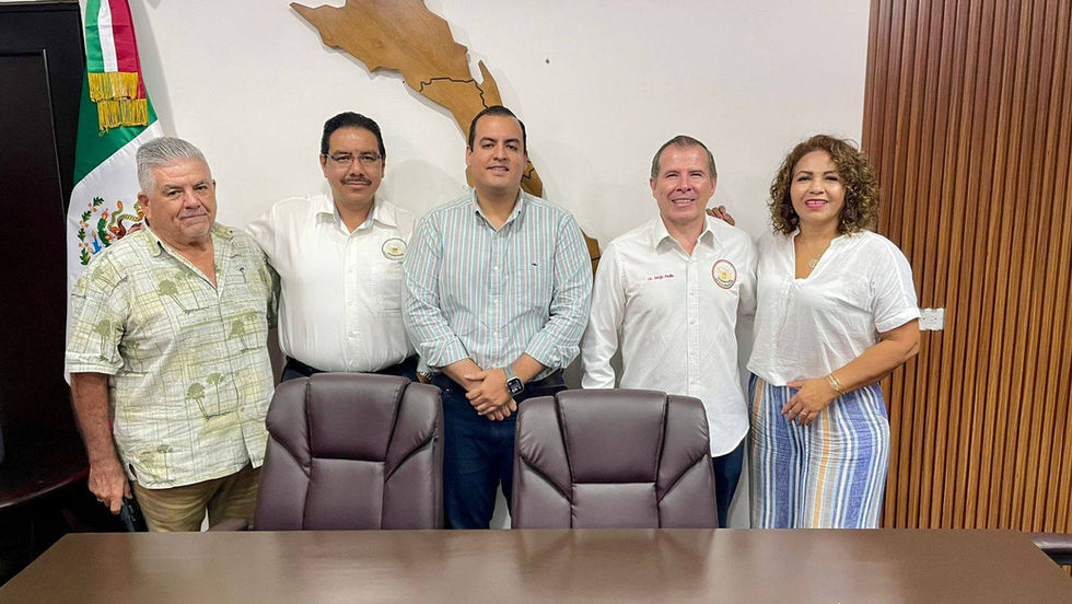 "Líderes de CONFEPIDER y funcionarios del Gobierno de Baja California Sur posan juntos tras su reunión de trabajo, simbolizando la alianza estratégica para el bienestar ciudadano."