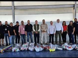 El Mtro. Sergio Alberto Padilla Pérez y líderes del SUTSPEMIDBCS posan junto al nuevo material deportivo entregado en las instalaciones de la Sección La Paz, BCS.